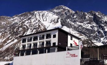 Alpine Lounge