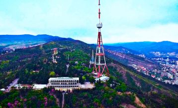 Гора Мтацминда в Тбилиси